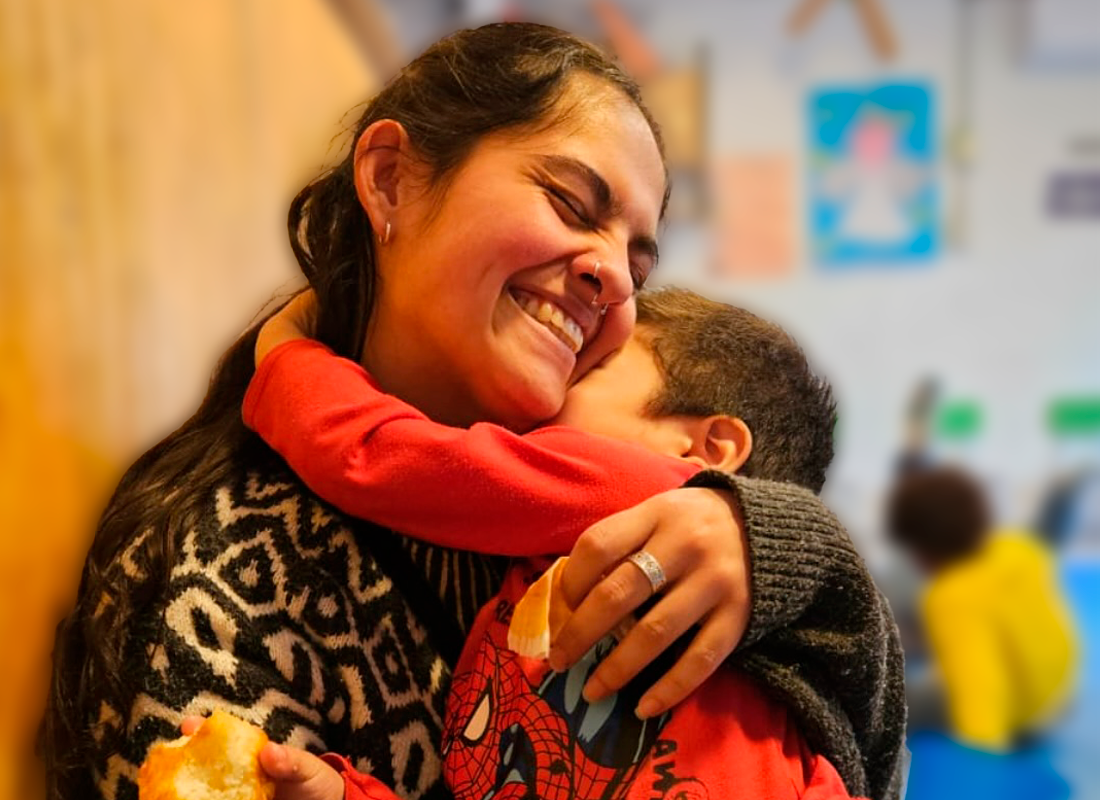 Mujer abrazando a un niño