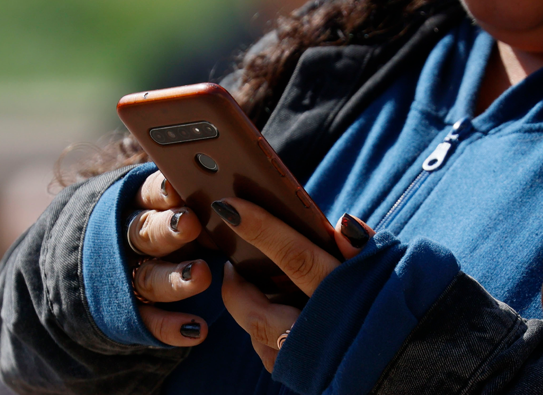 Manos sosteniendo un celular