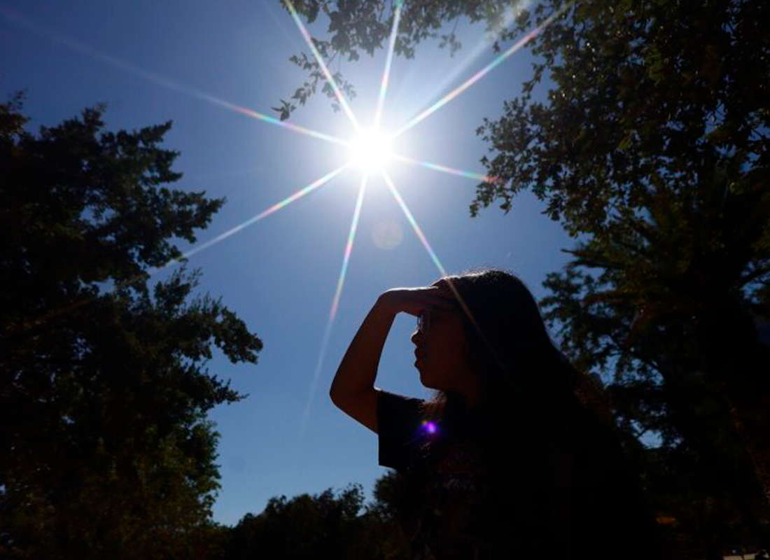 Mujer tapándose el sol en la cara 