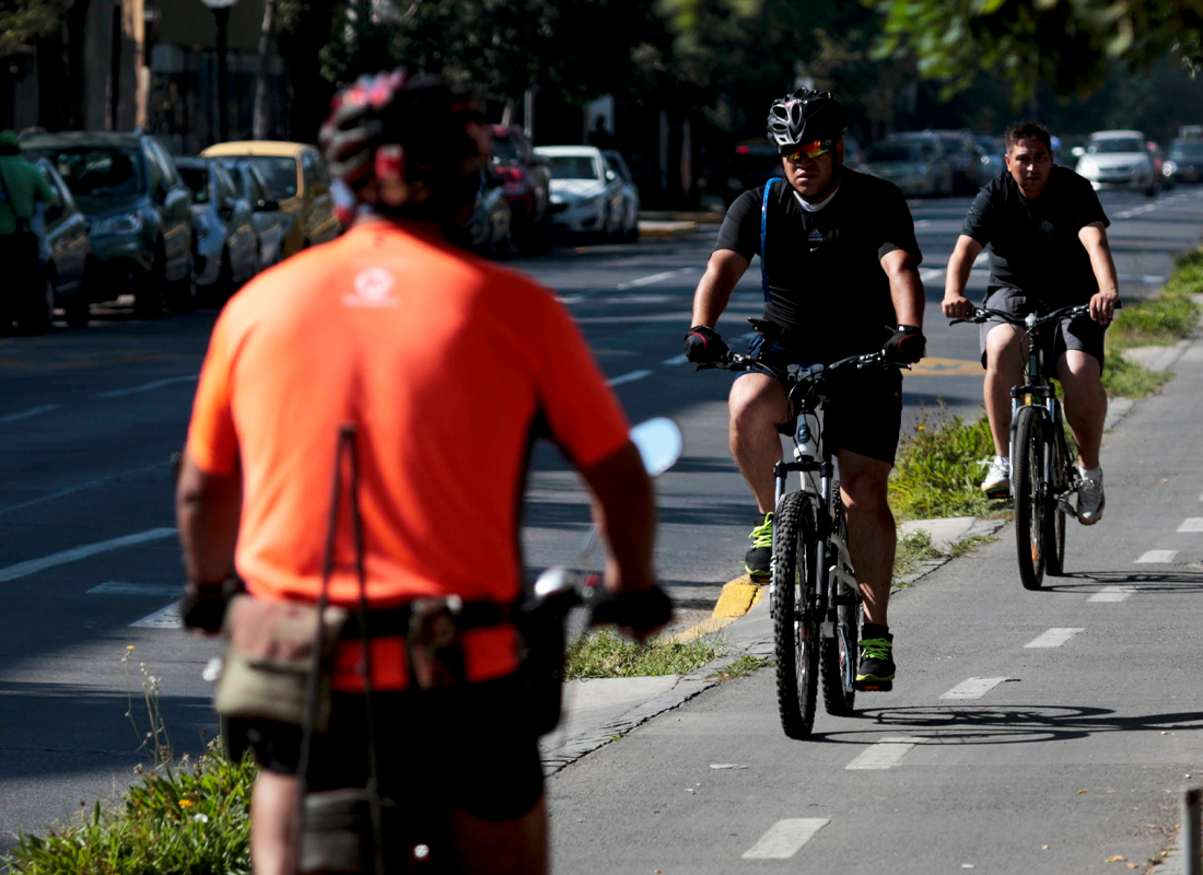 Ciclistas en ciclovía