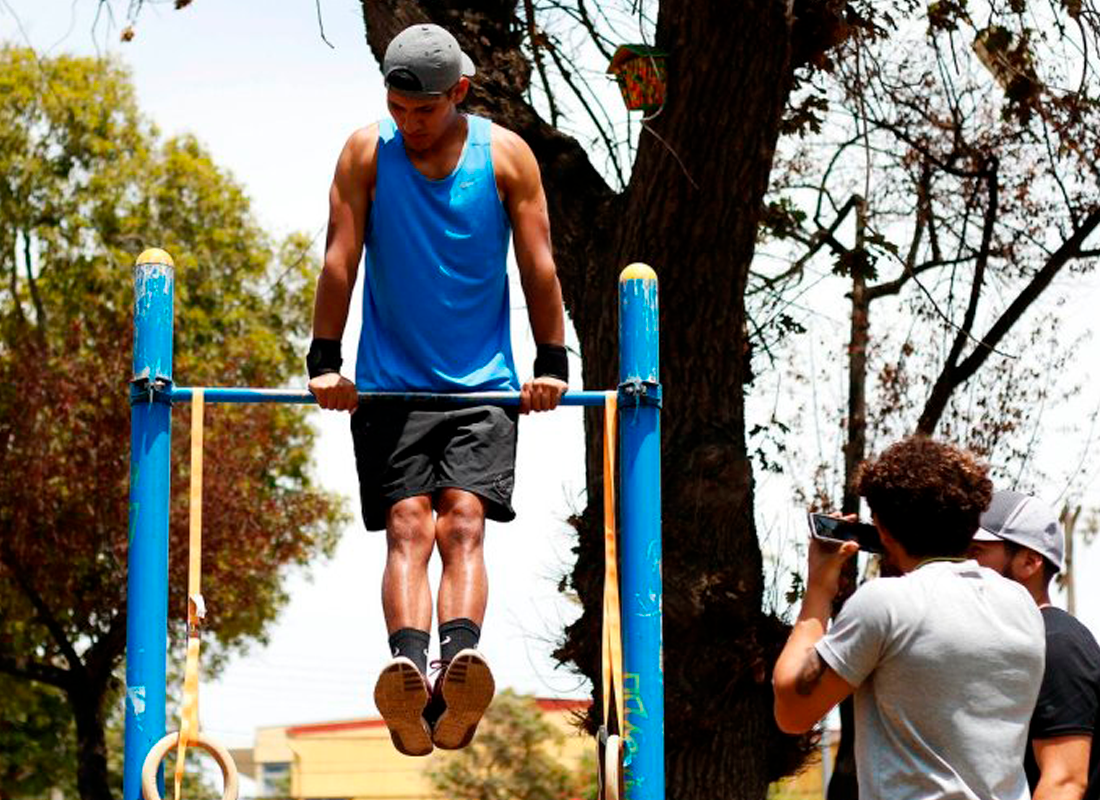 Joven practicando calistenia.