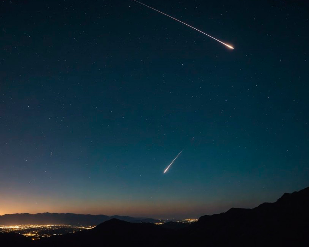 Meteoritos en el cielo cayendo.