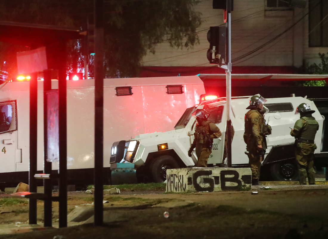 Rayado de la Garra Blanca y carabineros