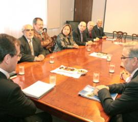 Reunión del 15 de junio en el Mineduc, entre autoridades superiores y gremios de la Universidad, donde solicitaron al ministro Beyer acelerar el envío del proyecto de ley. 