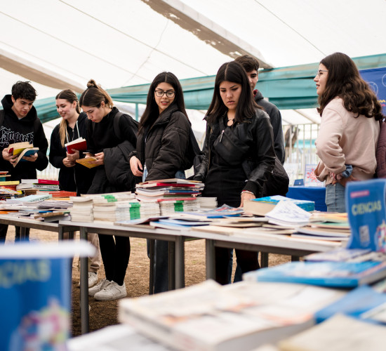 Puesto con libros donde se logra leer el letrero que dice "Ciencias"