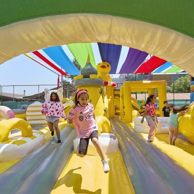 Niños Jugando en juegos inflables