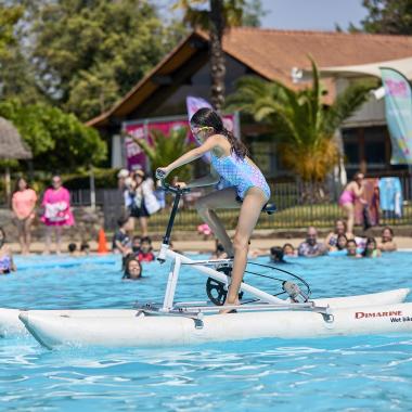 Niña en bicicleta de agua