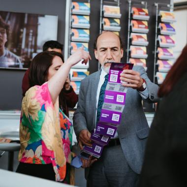 Rector Vidal viendo un informativo