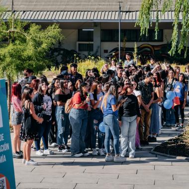 Grupos de estudiantes en el campus universitario