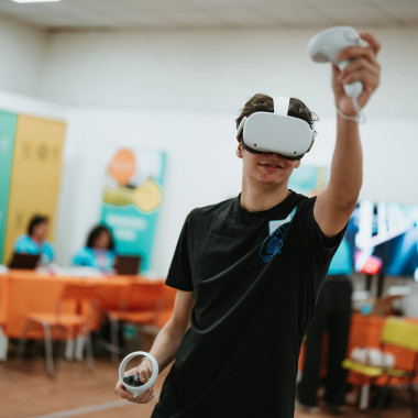 Asistente probando la realidad virtual