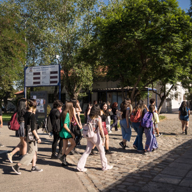 Estudiantes caminando por el campus