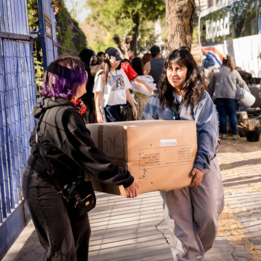 participantes cargando con cajas