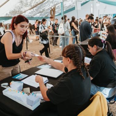 Estudiante recibiendo su credencial 
