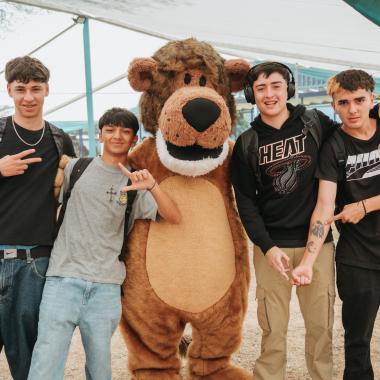 Cachorro junto a estudiantes