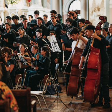 Elenco preparando para comenzar el concierto
