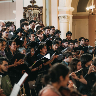Elenco cantando y tocando instrumentos