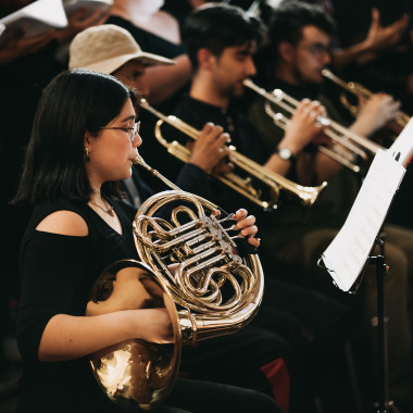 Elenco tocando instrumentos