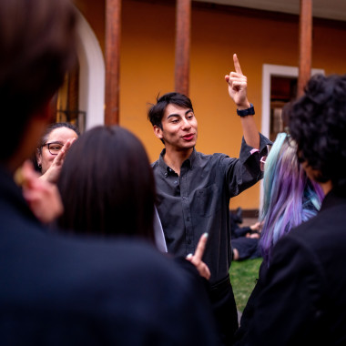 elenco reunido antes de dirigirse a la presentación