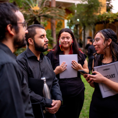 elenco reunido antes de dirigirse a la presentación