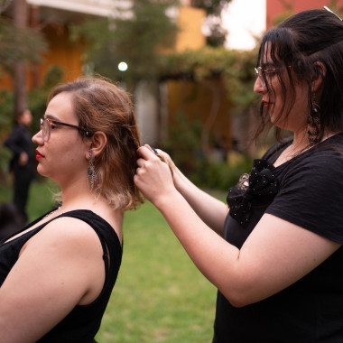 parte del elenco arreglándose previamente 