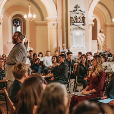 Publico escuchando unas palabras antes del concierto