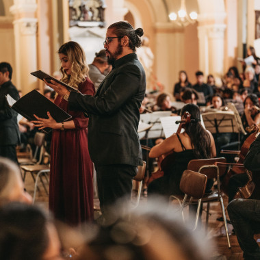 parte del elenco realizando la interpretación musical