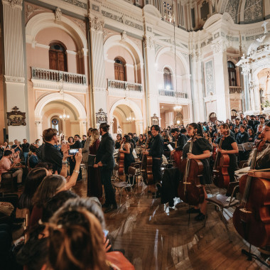 Publico aplaudiendo tras la interpretación musical.