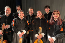 Grupo Tuna Estudiantil Usach con trajes e instrumentos