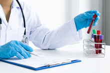 Persona manipulando instrumentos de laboratorio con muestras 