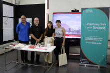 Estudiantes y profesores de arquitectura muestran maqueta a funcionario de la municipalidad de Renca