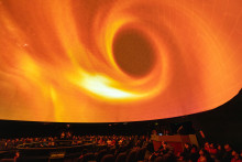 Charla de agujeros negros en sala Einstein