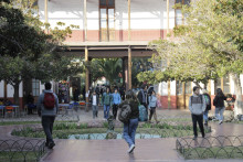 Estudiantes en sector de la Escuela de Artes y Oficios n la Usach