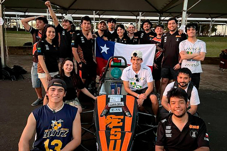 Equipo ESUS posa con automóvil en Brasil