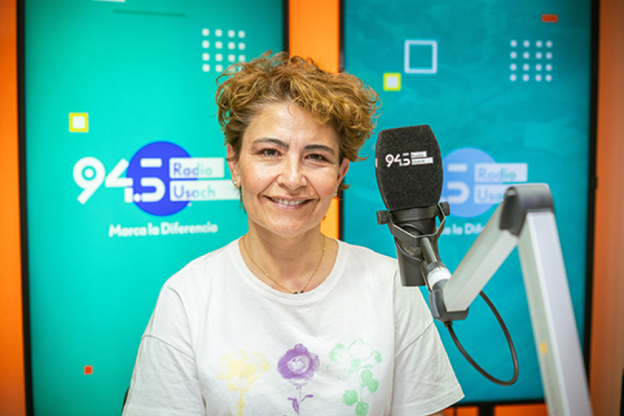 Periodista Pamela Juanita Cordero en estudio Radio Usach