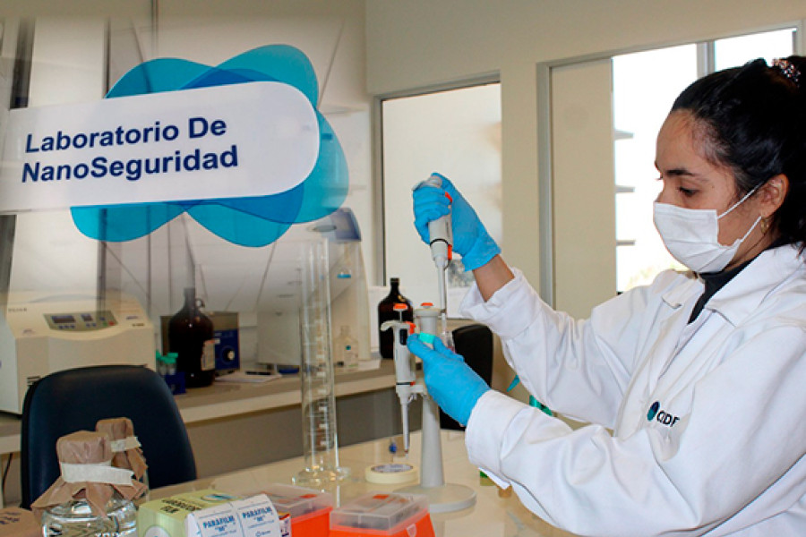 Researcher manipulating materials in the Cedenna-Usach laboratory