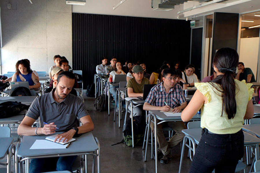 Participantes de Despega Usach 2024 trabajando en talleres especializados