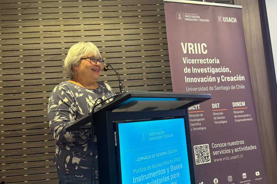 María Soledad Bravo-Marchant, encargada de Unidad de Acceso a la Información Científica de la Subdirección de Redes, Estrategia y Conocimiento de ANID y secretaria ejecutiva de la Corporación Cincel, realiza charla en la Usach 