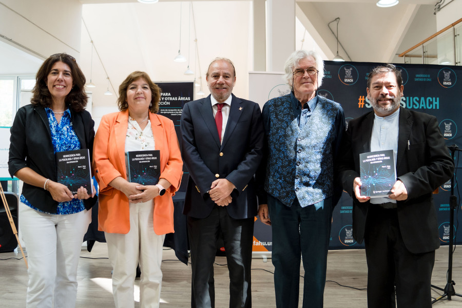Vicerrectoras de Vinculación con el Medio y Académica, decano de la Facultad de Química y Biología, jefe de Bibliotecas Usach y el Dr. Marc Zeise, posan en el Espacio Ágora de la Biblioteca Central.