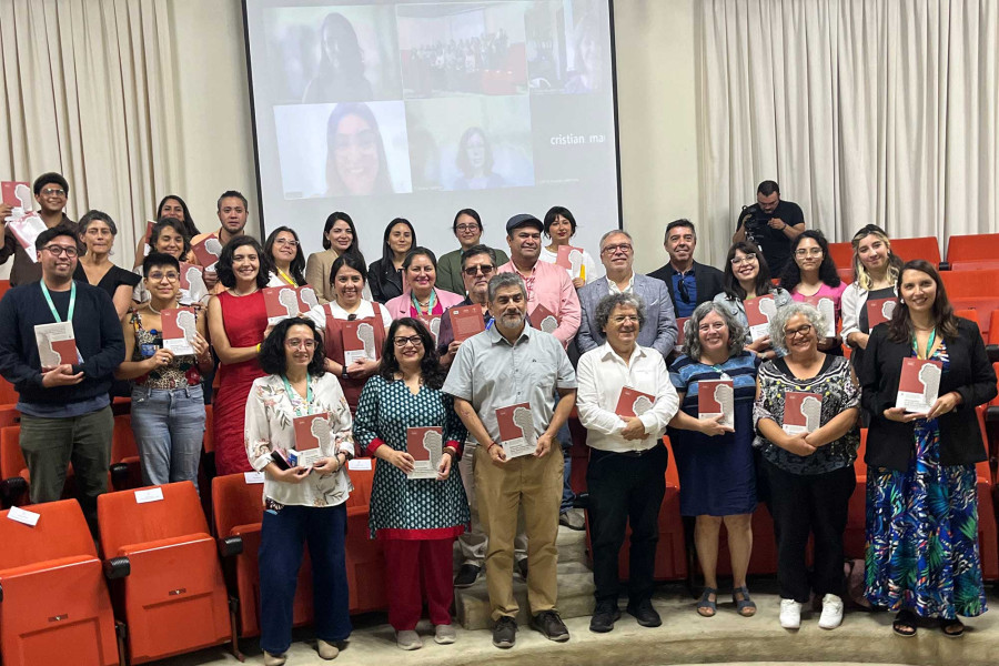 Decano y comunidad Facimed en presentación de libro en Salón de Honor Usach
