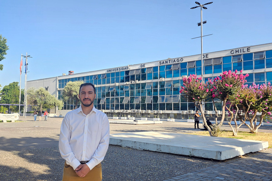 Academic Leonardo Brescia poses for the camera in the main esplanade of the Usach Rector's Office building.
