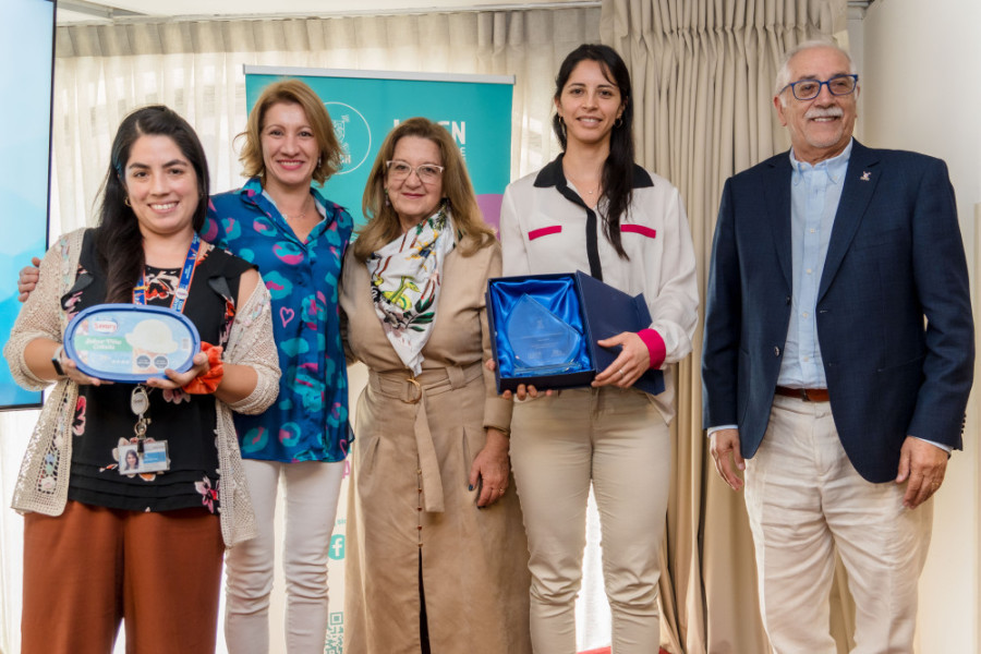 Cuatro mujeres a la izquierda y un hombre a la derecha posan frente a la cámara