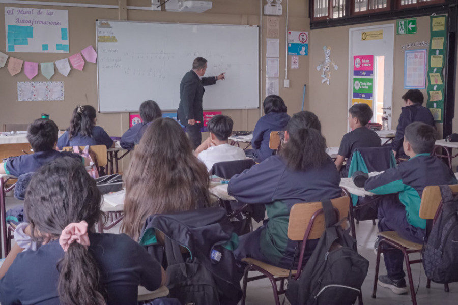 Profesor en aula junto a sus estudiantes