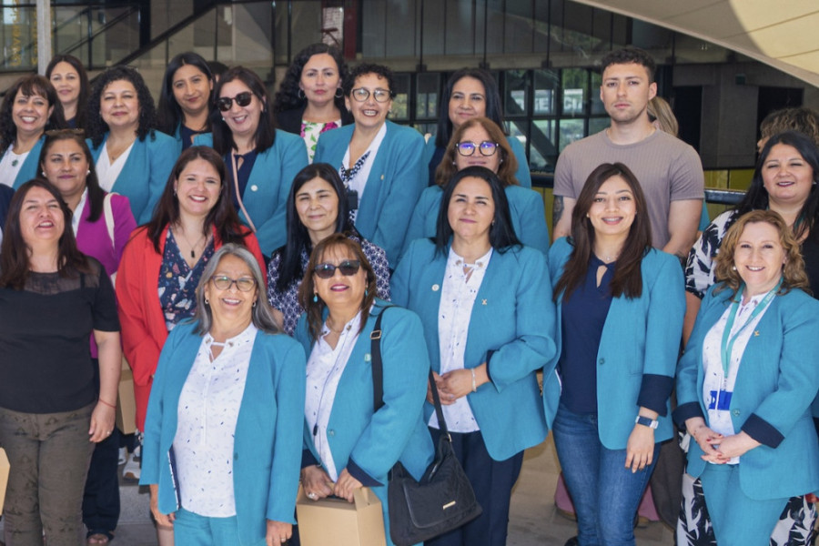 Funcionarias Usach posan frente a cámara