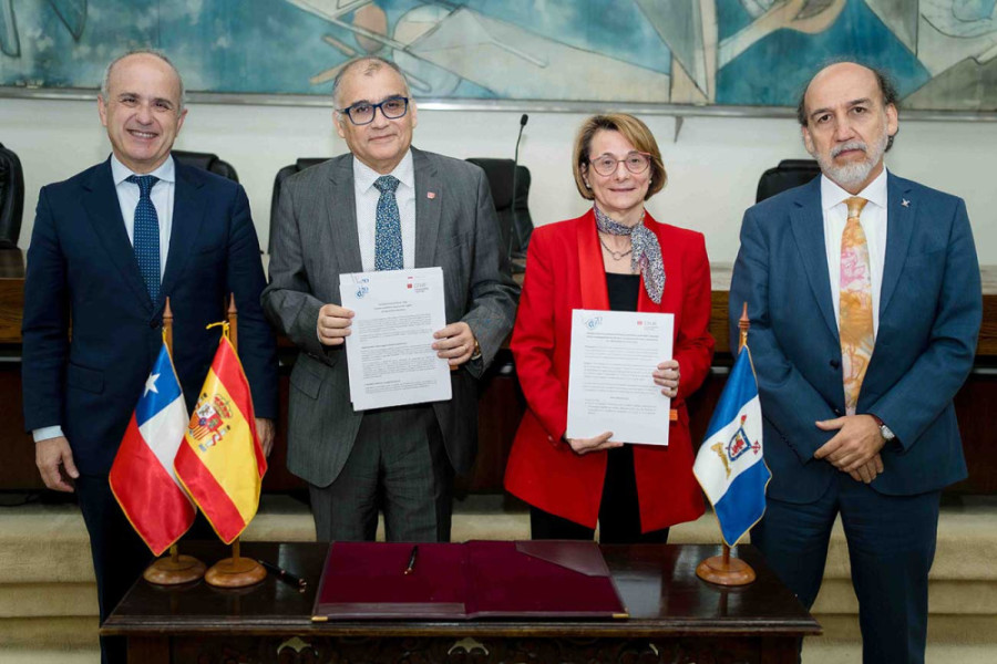Rector Vidal, Rectores españoles y vicepresidente ejecutivo CRUCH, en el Salón de Honor de la Usach. De fondo, cuadro de Roberto Matta