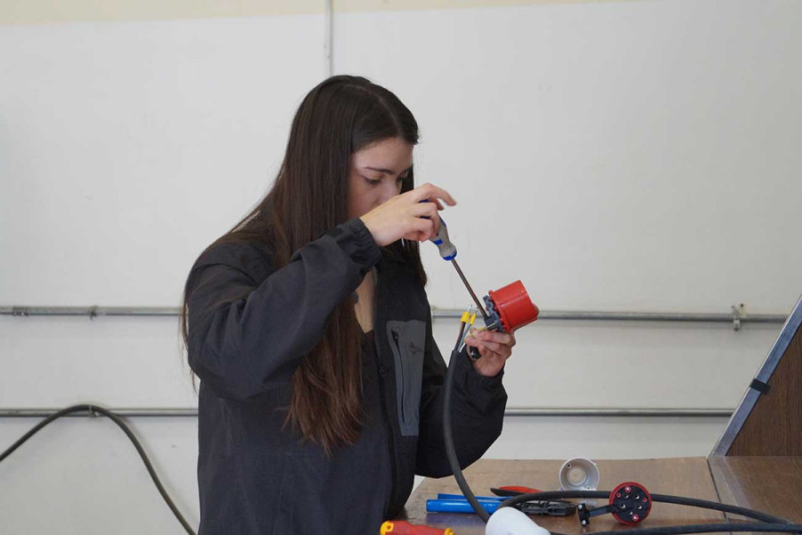 Estudiante mujer en taller