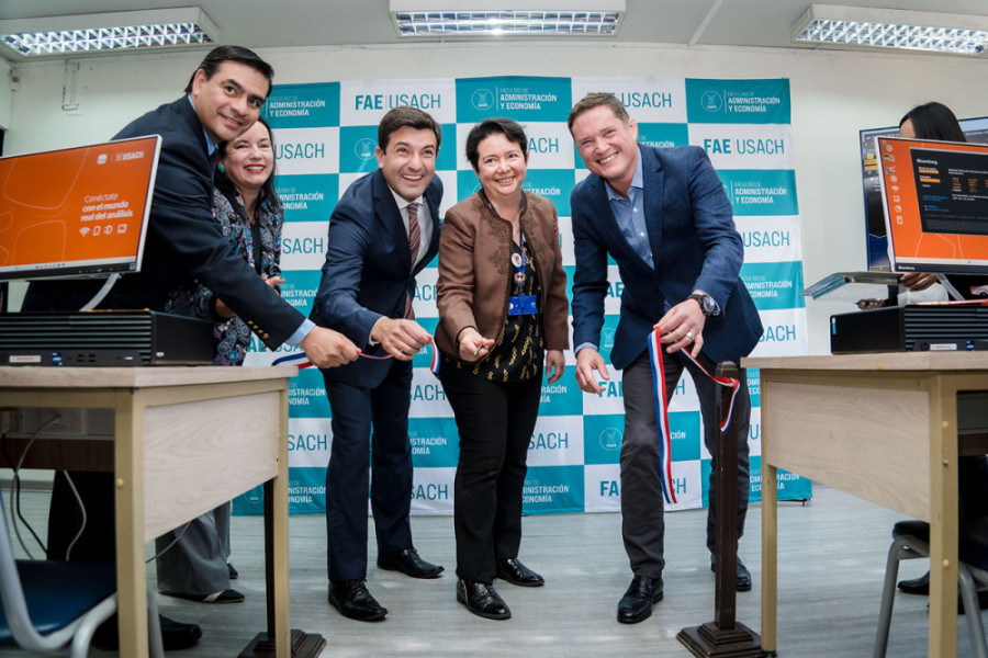 Autoridades Usach y Banco Itaú, cortan cinta que da inicio al Laboratorio Blooberg Itaú-FAE Usach 