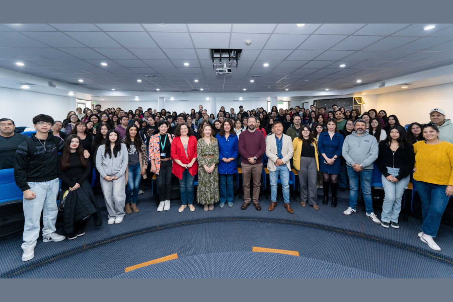 Autoridades Usach y estudiantes del programa posan a la cámara