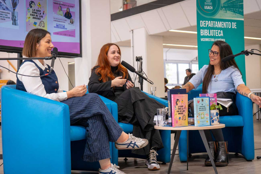 Influencers de "Con la Ayuda de mis Amikas" son entrevistadas por la profesora Marina alvarado en el Espacio Ágora de la Biblioteca Central Usach