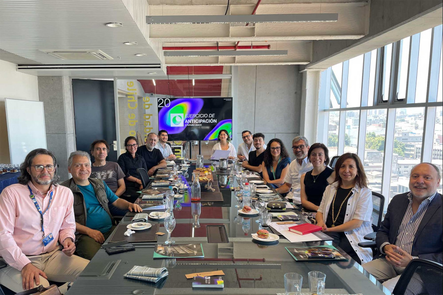 Foto de Comité Estratégico Usach, entre ellos el Premio Nacional de Historia 2024, Dr. César Ross y la Presidenta del consejo directivo, Dra.	Pamela Figueroa