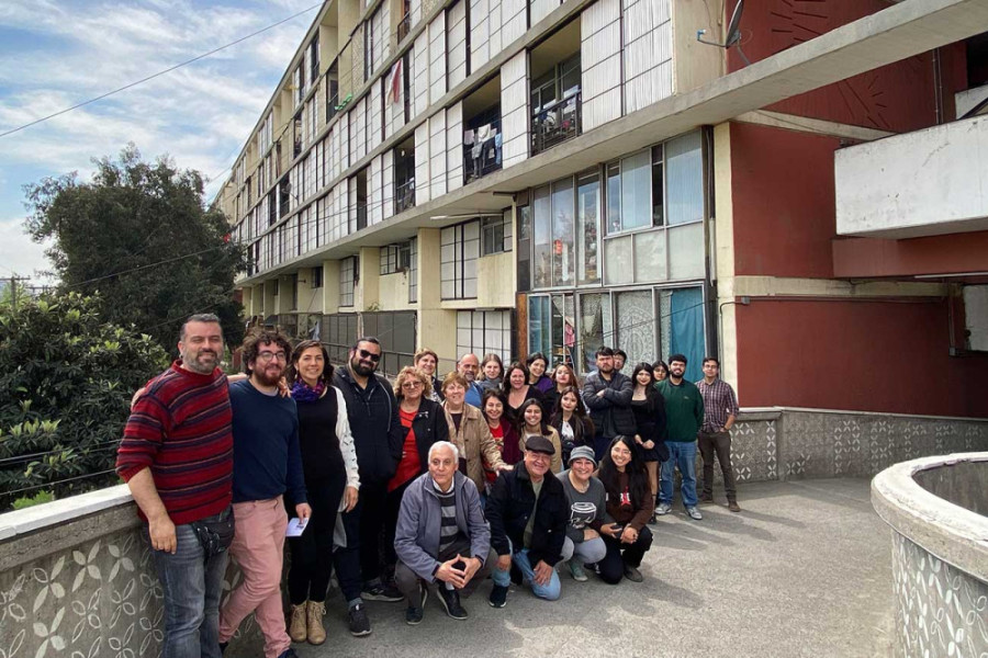 Equipo del proyecto Memorias de Chuchunco posa junto a a vecinos y dirigentes sociales en la Villa Portales 
